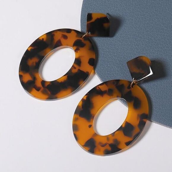 Free People Kelly Resin Drop Hoops Brunette Tortoiseshell Pattern - Picture 6 of 7